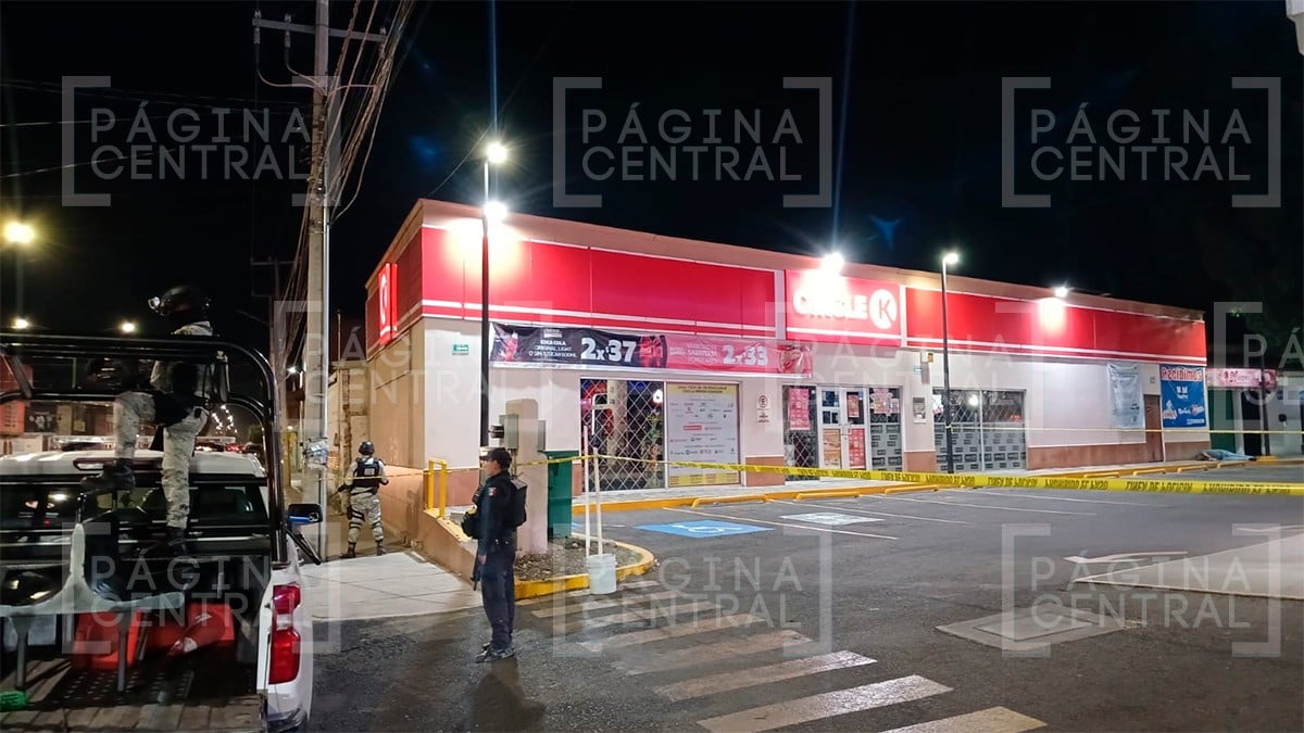 Sujetos descargan sus armas contra dos personas que salían de una tienda