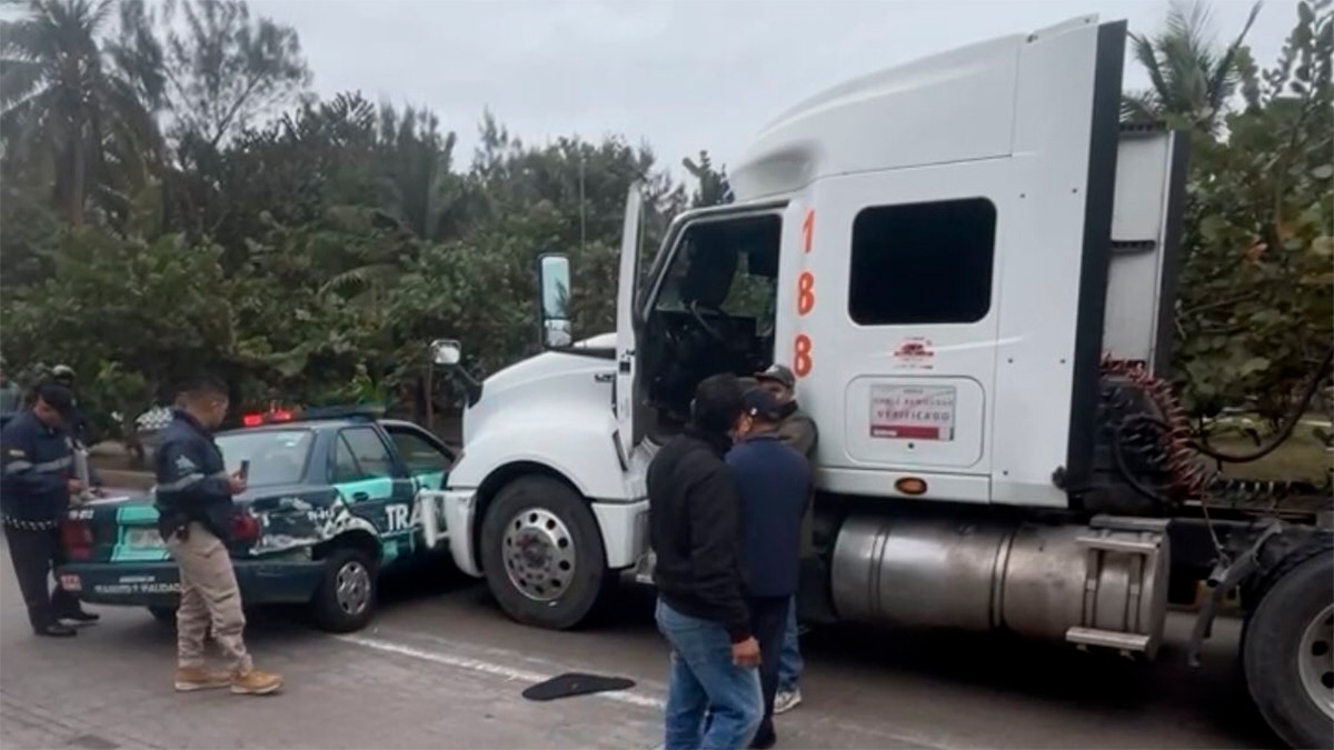 VIDEO Tráiler es captado embistiendo y arrastrando una patrulla en pleno bulevar
