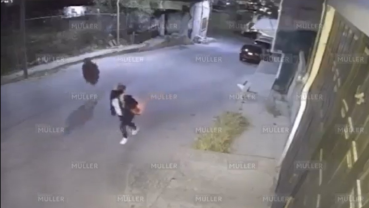 VIDEO Mujer caminaba sola por la calle y ladrón intenta asaltarla armado con un picahielo