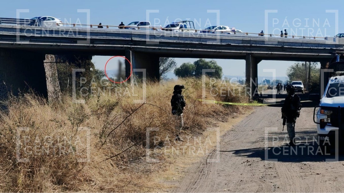 ¡Impactante! Dejan colgados tres cuerpos abajo de puente en autopista