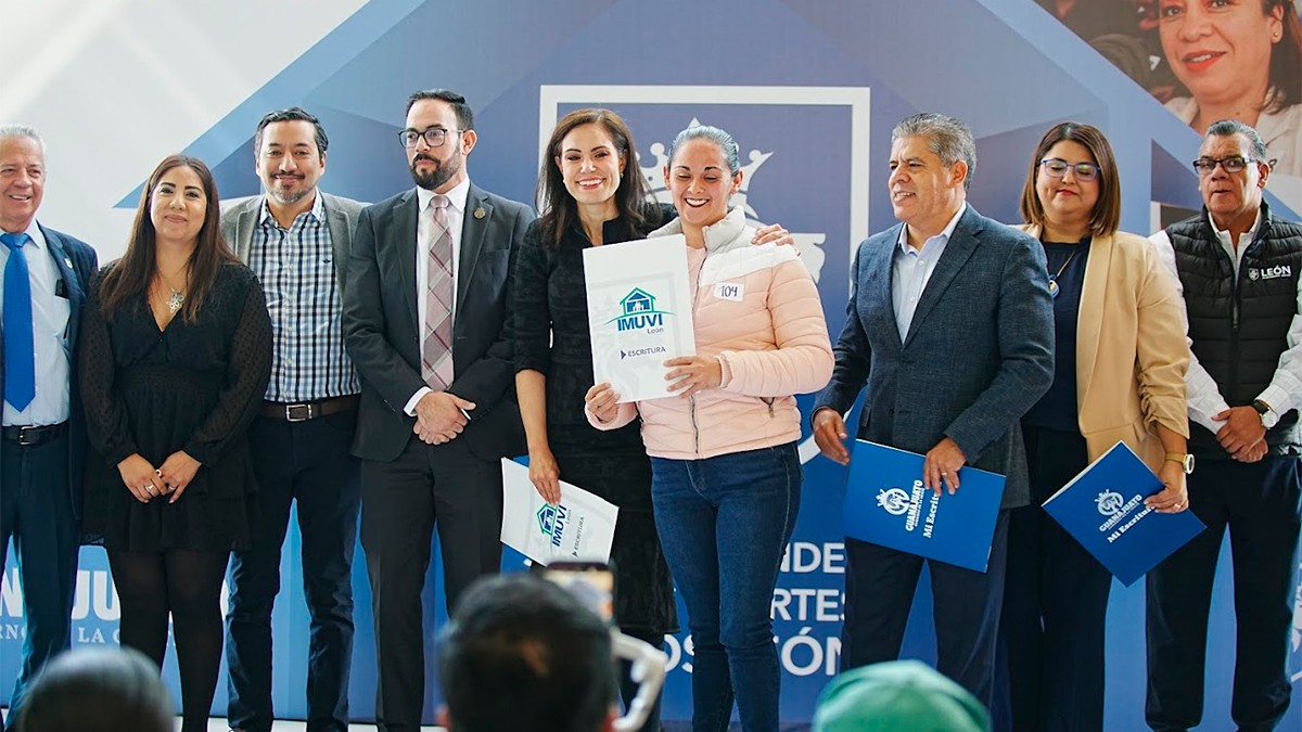 Regularizan 300 viviendas con la entrega de escrituras en 50 colonias de León