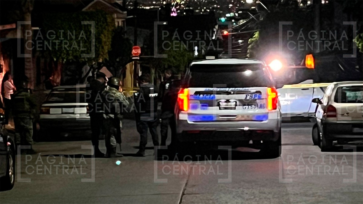 Motociclistas interceptan a mujer que caminaba por la calle y le disparan hasta matarla