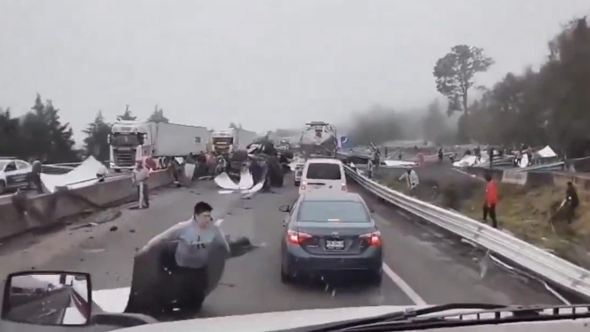 VIDEO Tráiler se accidenta y mueren chofer y su hijo; vecinos aprovechan para hacer rapiña