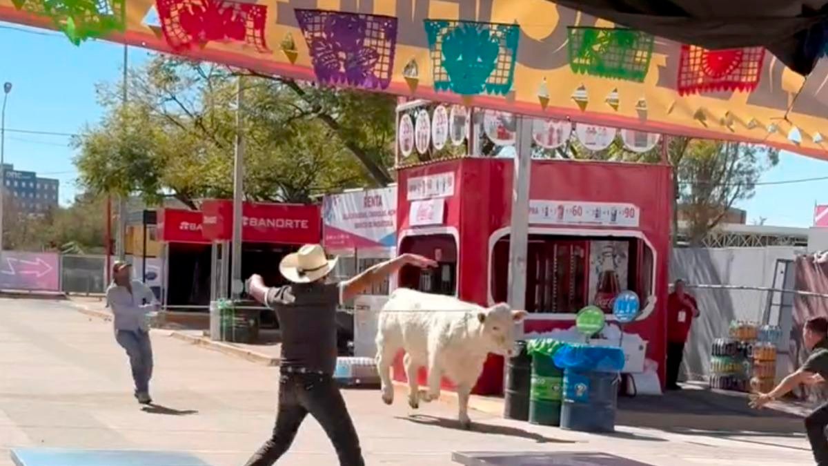 “¡Ya lo agarró!” Escapa toro en la Feria, se va contra puestos y la gente huye despavorida