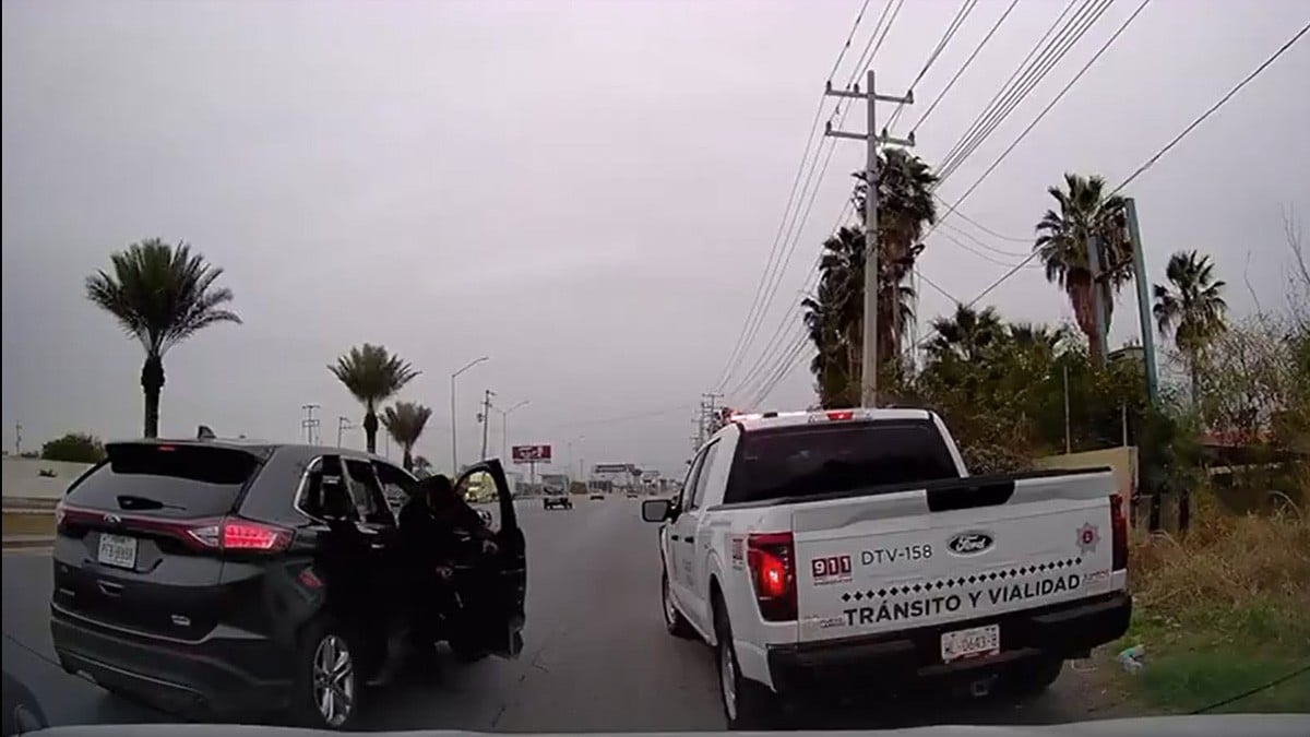 VIDEO Familia huye de hombres armados, ven un policía y piden ayuda, pero este los ignora