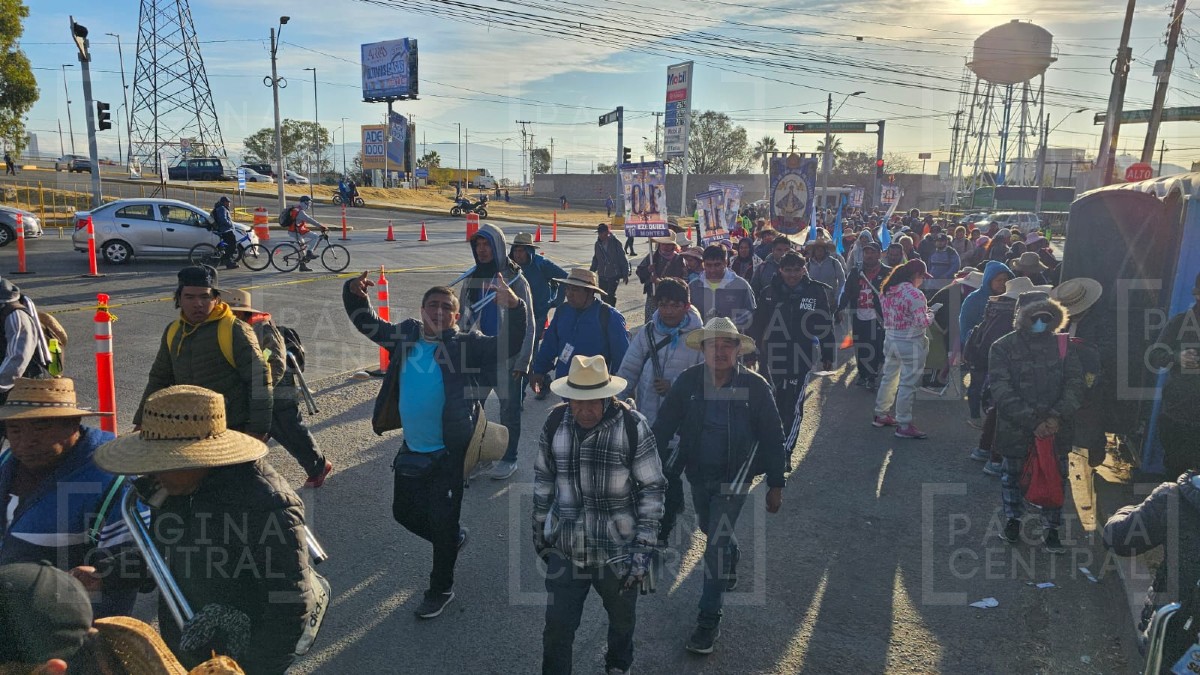 Se congregan peregrinos en la 'Y griega' para partir de León hacia San Juan de los Lagos
