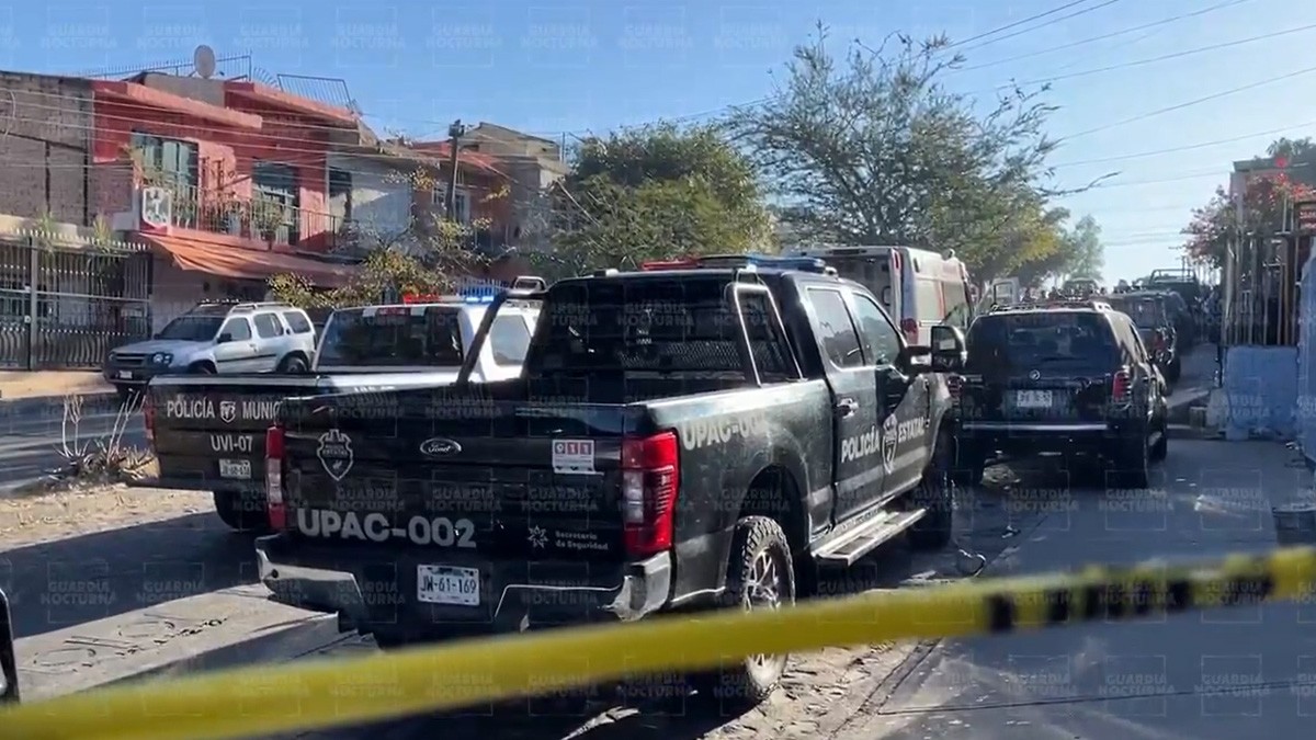 Hombre priva de la libertad a su familia, apuñala a su hijastra y policía lo mata
