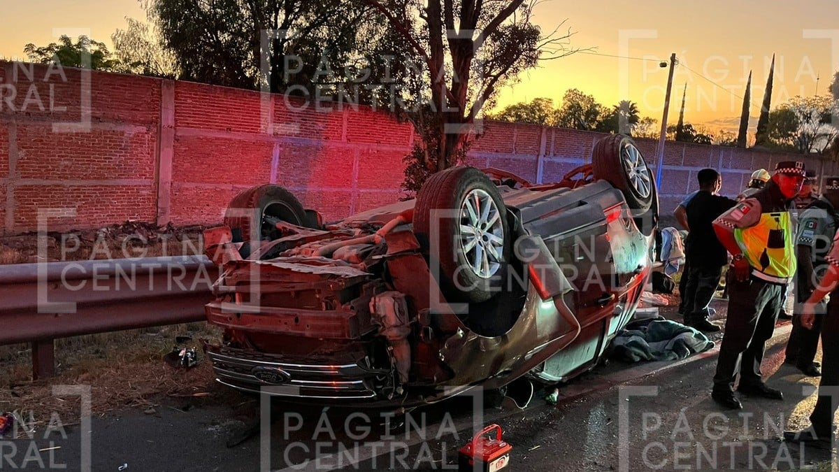 Vándalos arrojan piedra a camioneta y familia se vuelca en la León - Aguascalientes