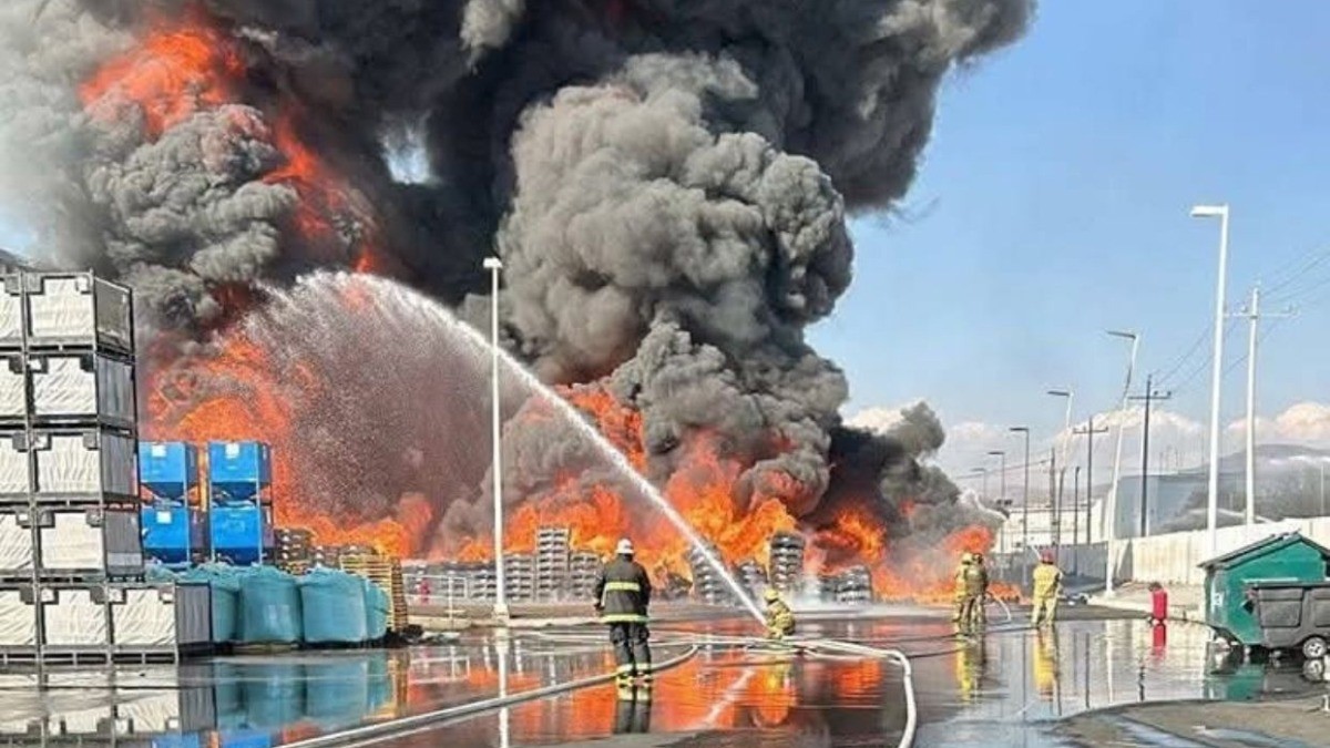 ¡Impresionante! Incendio en fábrica del Puerto Interior moviliza a Bomberos y PC