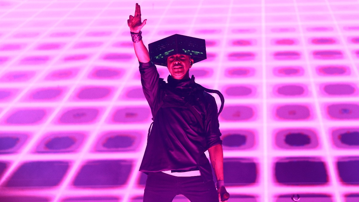 Moenia transforma el Foro Mazda en una discoteca futurista con un show nostálgico