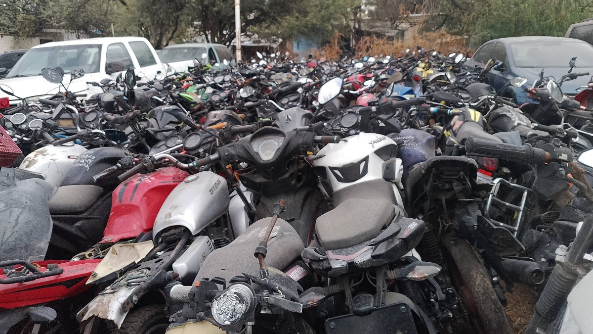 Motos y autos abandonados abarrotan pensiones de Guanajuato, anuncian censo