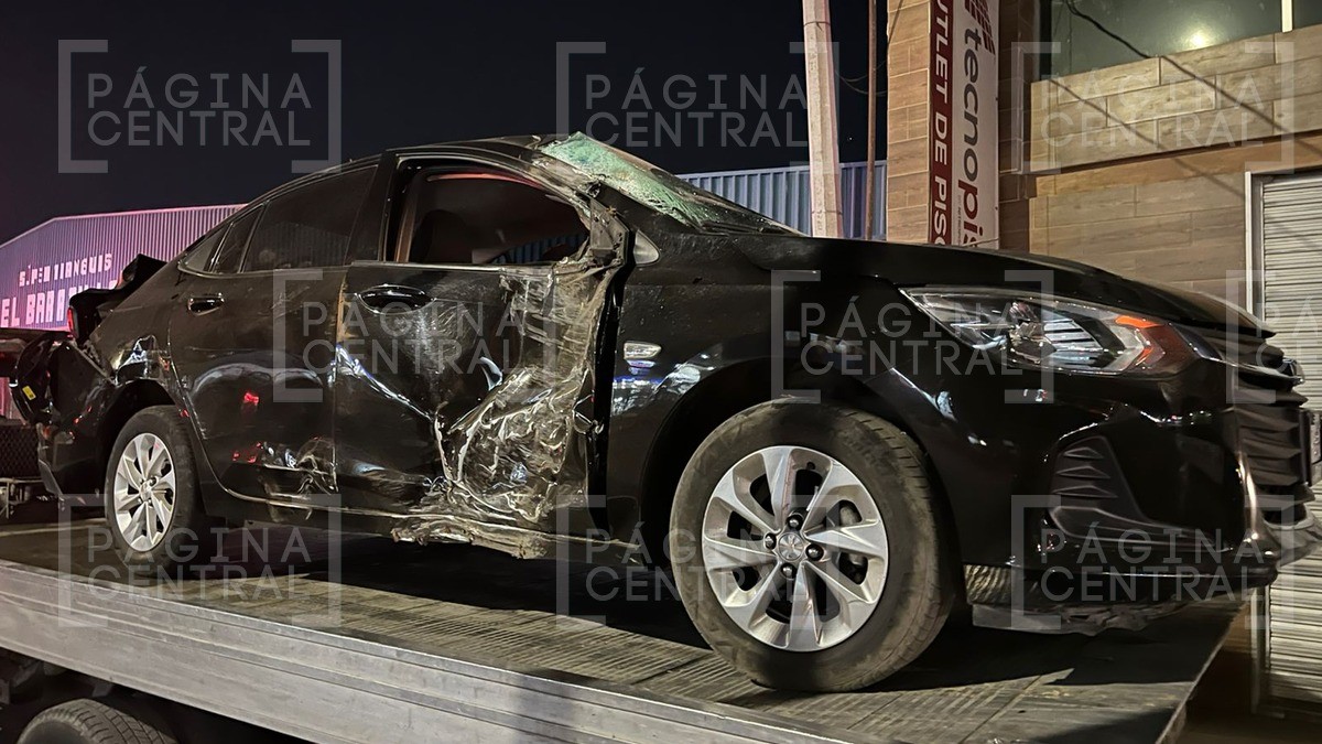 ¡Chocan en la Buenos Aires! Auto se impacta contra camión de pasajeros cerca de La Pulga