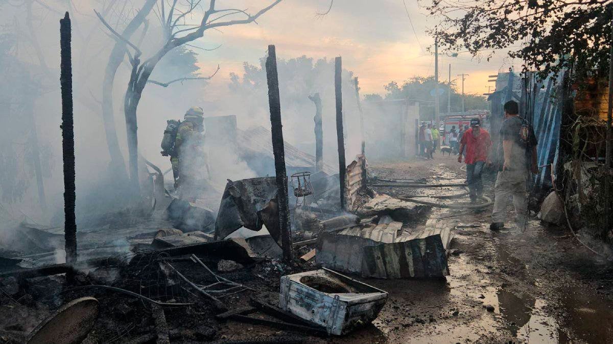 Hombre incendia su casa y las llamas consumen tres viviendas más