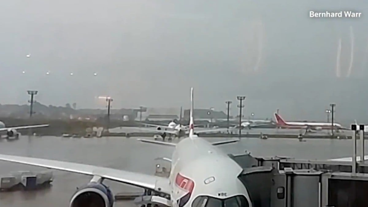 VIDEO Captan momento justo en el que cae un rayo sobre un avión en el aeropuerto