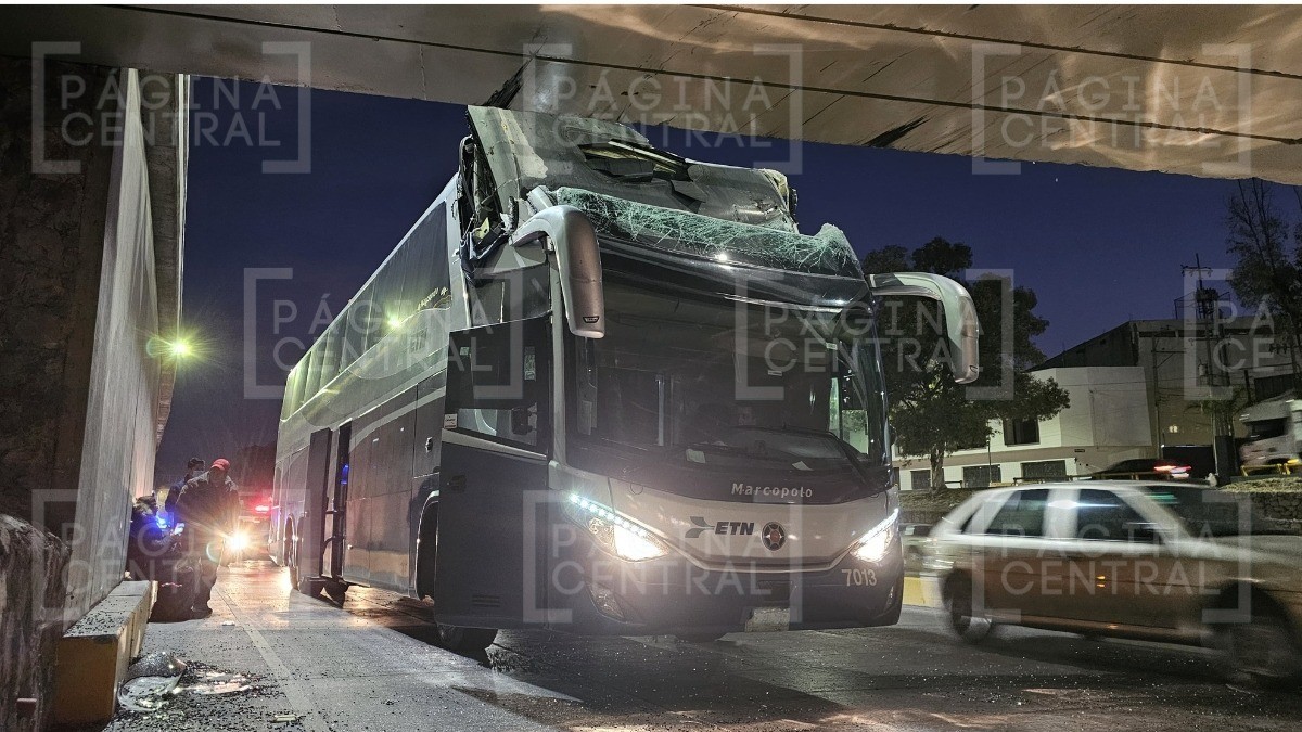 “Se amarró, se arrastró y se impactó“ Camión de pasajeros choca en puente del Malecón