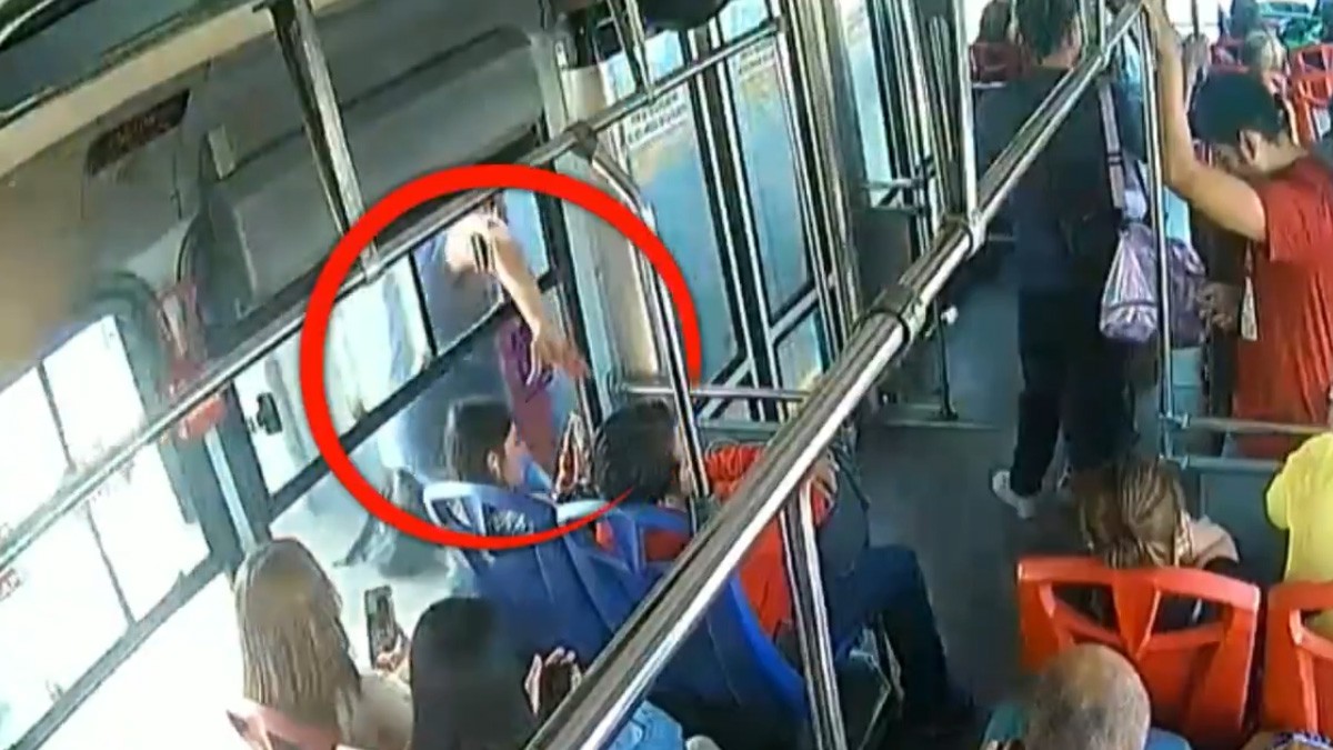 VIDEOS ¡Ten cuidado! Así es como te pueden robar el celular si vas en el camión