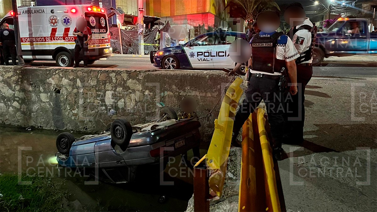 Vehículo conducido a exceso de velocidad choca, vuelca y cae al río en el bulevar La Luz