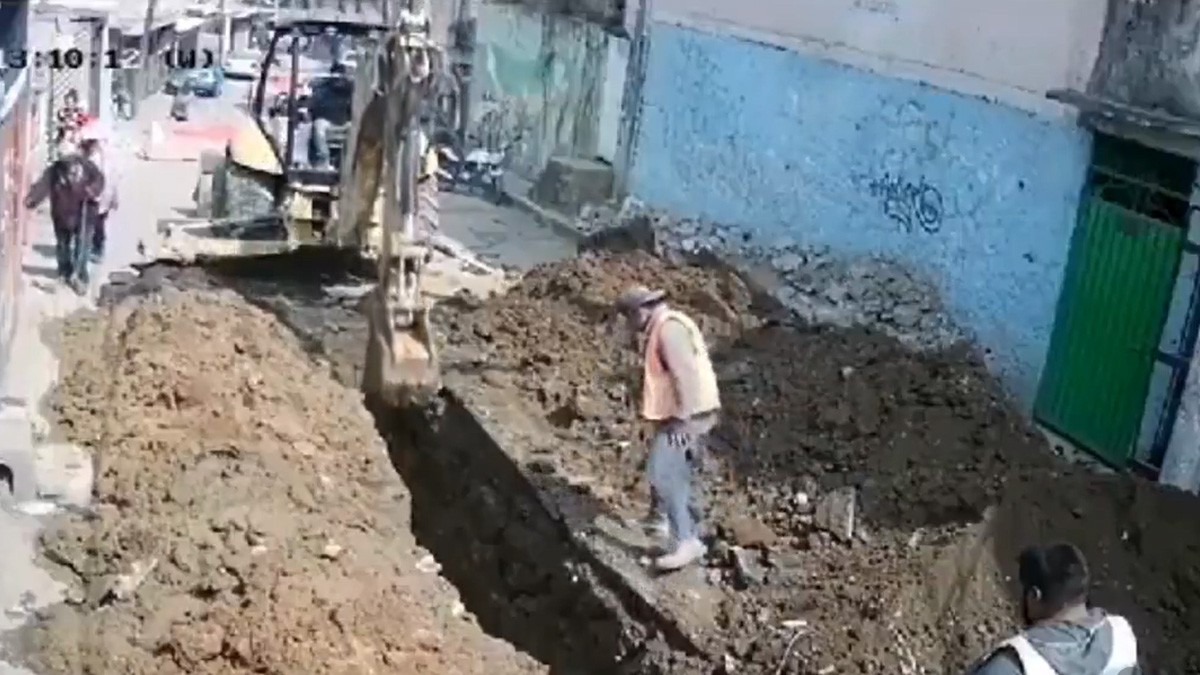 VIDEO Zanja se derrumba en medio de una obra y dos trabajadores mueren sepultados