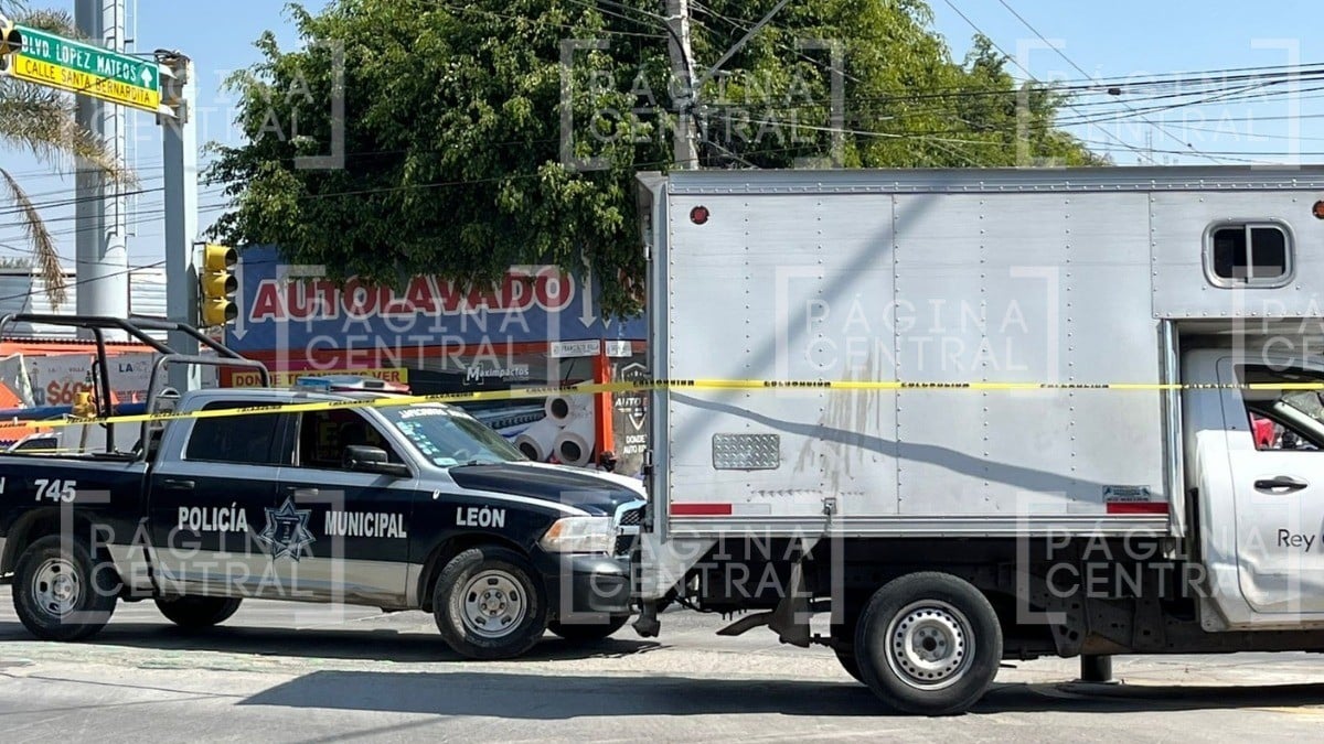 ¡Frente al panteón! Hombre conducía por bulevar Villa cuando lo balearon y chocó con poste