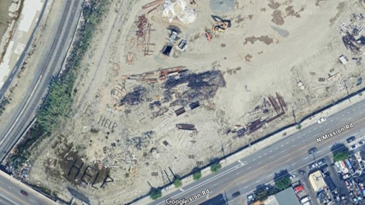 “Ayuda“ Descubren misteriosos mensajes de auxilio escritos en predio de Los Ángeles