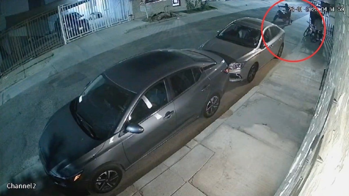 VIDEO Captan cómo ladrones entran a cochera en Jardines de Jerez y se llevan motocicleta