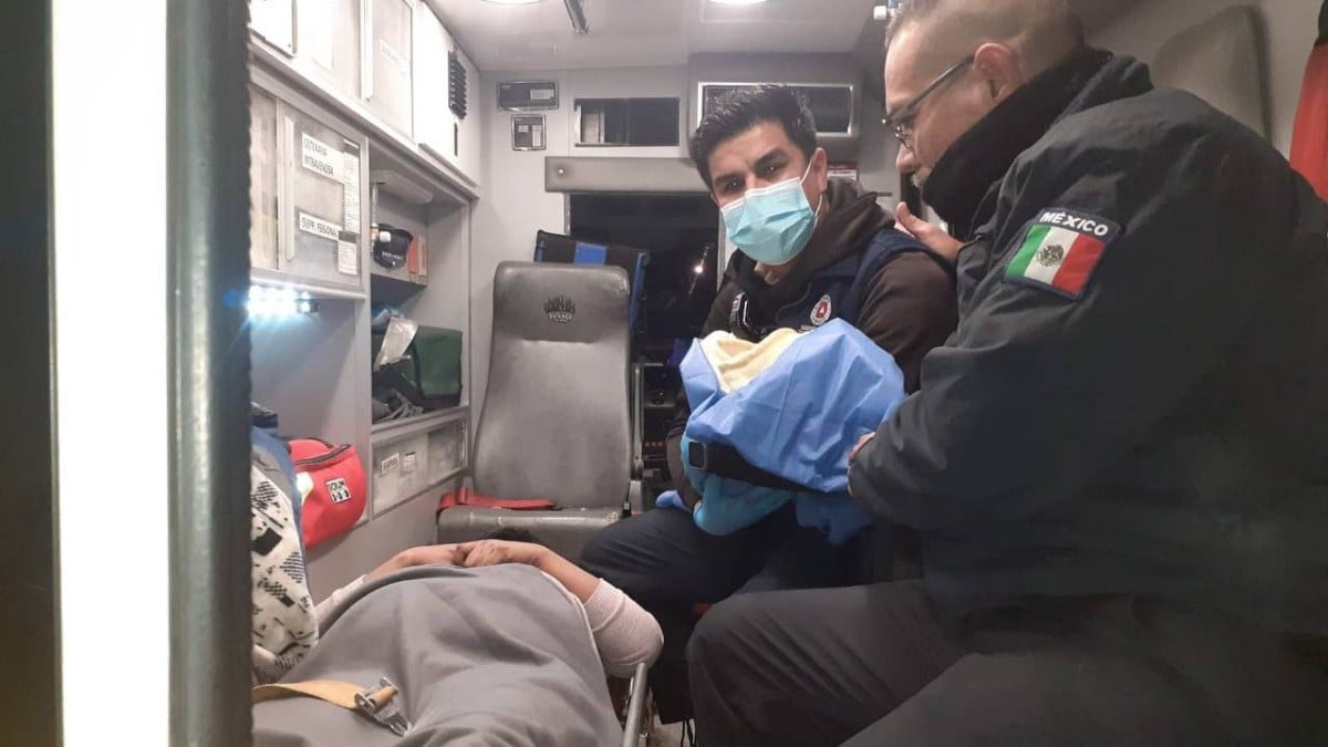 Mujer leonesa da a luz en su auto en Hacienda Echeveste y policías llegan a auxiliarla