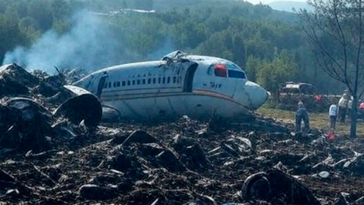 Avión se estrella con 21 trabajadores petroleros, solo uno sobrevivió