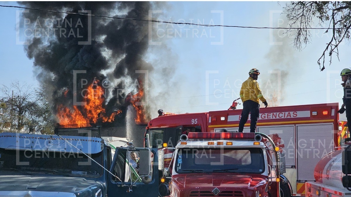 ¡Parece infierno! Incendio en bodega cercana a Central de Abastos causa desalojo