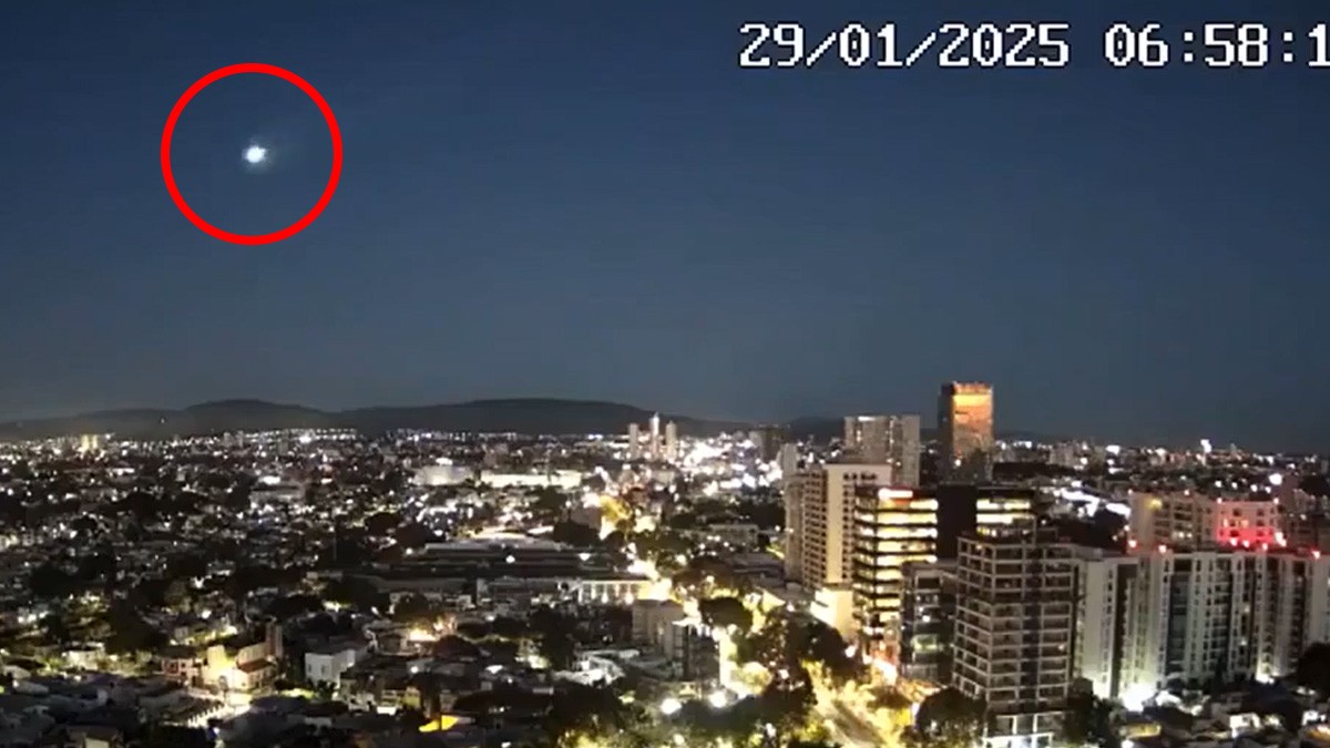 VIDEO Captan gran bola de fuego mientras surca el cielo de México