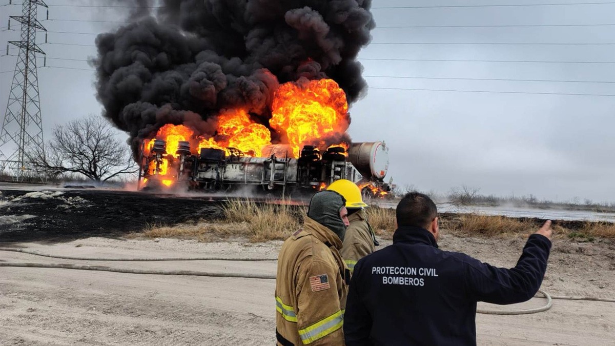 VIDEO Se vuelca pipa cargada con diesel, explota y provoca fuerte incendio