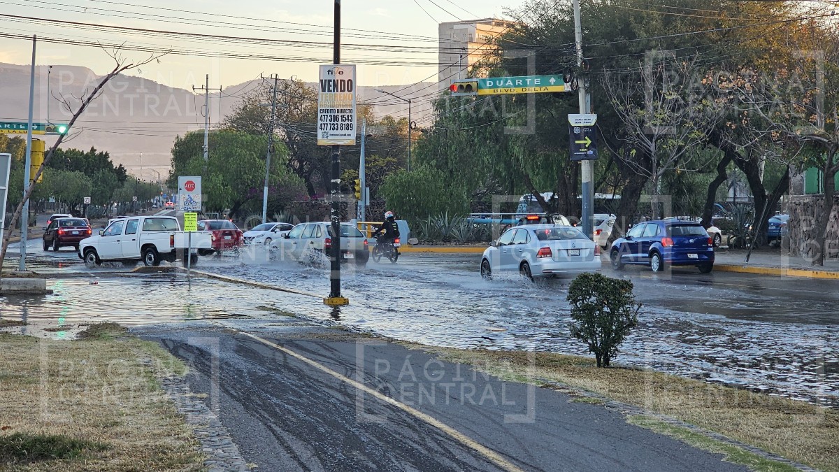 ¡Amaneció inundado! Reportan megafuga de agua en los bulevares Delta y La Luz