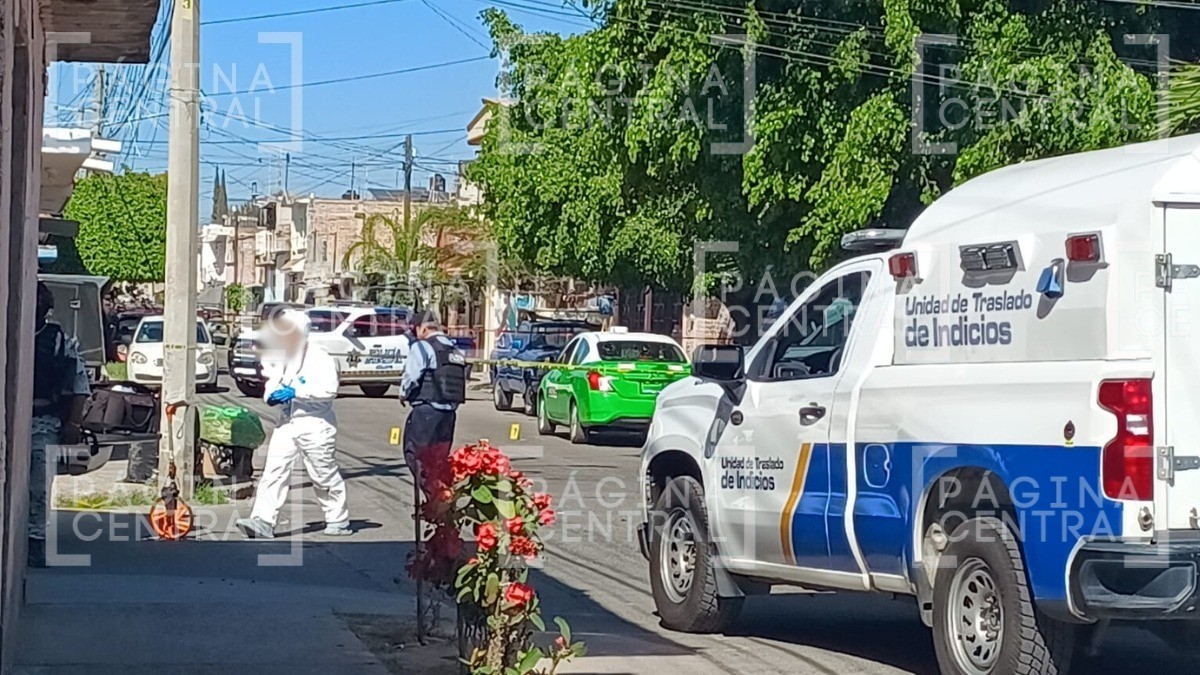Vecinos escucharon seis balazos y al salir encontraron a un taxista muerto en su carro