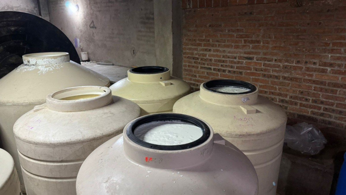 ¡La rebajaban con agua! Descubren almacén ilegal de 'huachileche', detienen a dos hombres