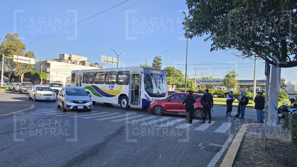 ¡Fuerte choque en León! Ruta 20 impacta auto compacto en glorieta