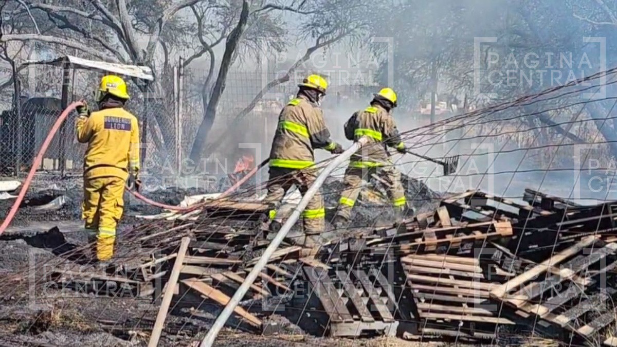 Incendio pastizal crece hasta consumir un negocio de tarimas en el bulevar Delta
