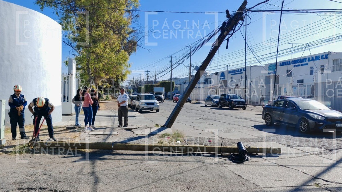 ¡Fuera abajoooo! Tráileres derriban postes y bloquean vialidad en la Julián de Obregón