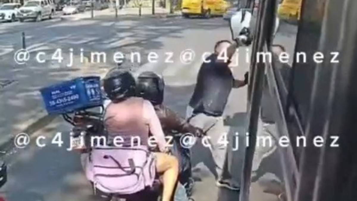 VIDEO Captan a repartidor que ataca furioso a un camión de pasajeros, ¿qué le hicieron?