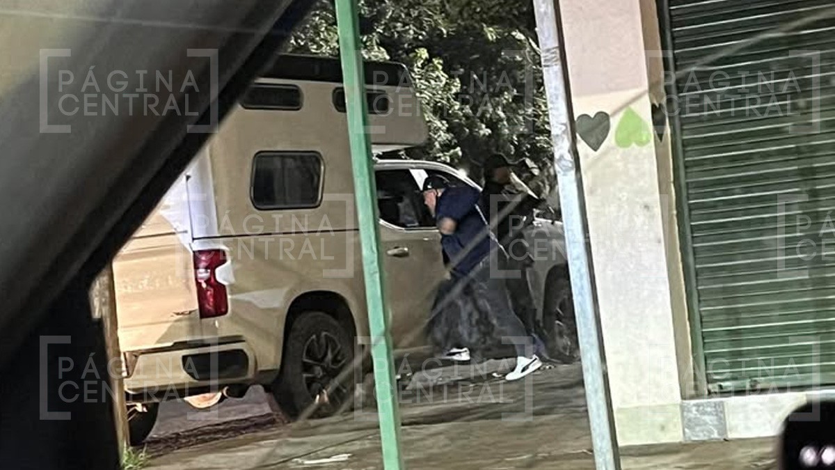 Captan ‘cristaleando’ camioneta en León y en segundos se llevan objetos de valor