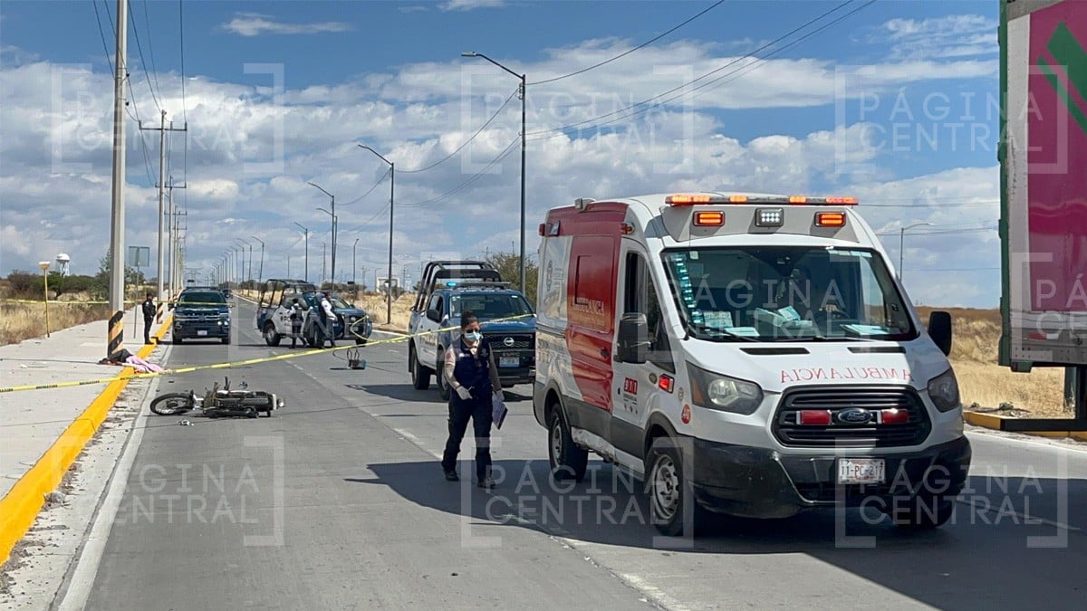 Jóvenes en moto chocan con un poste de luz en el bulevar Las Joyas; uno falleció