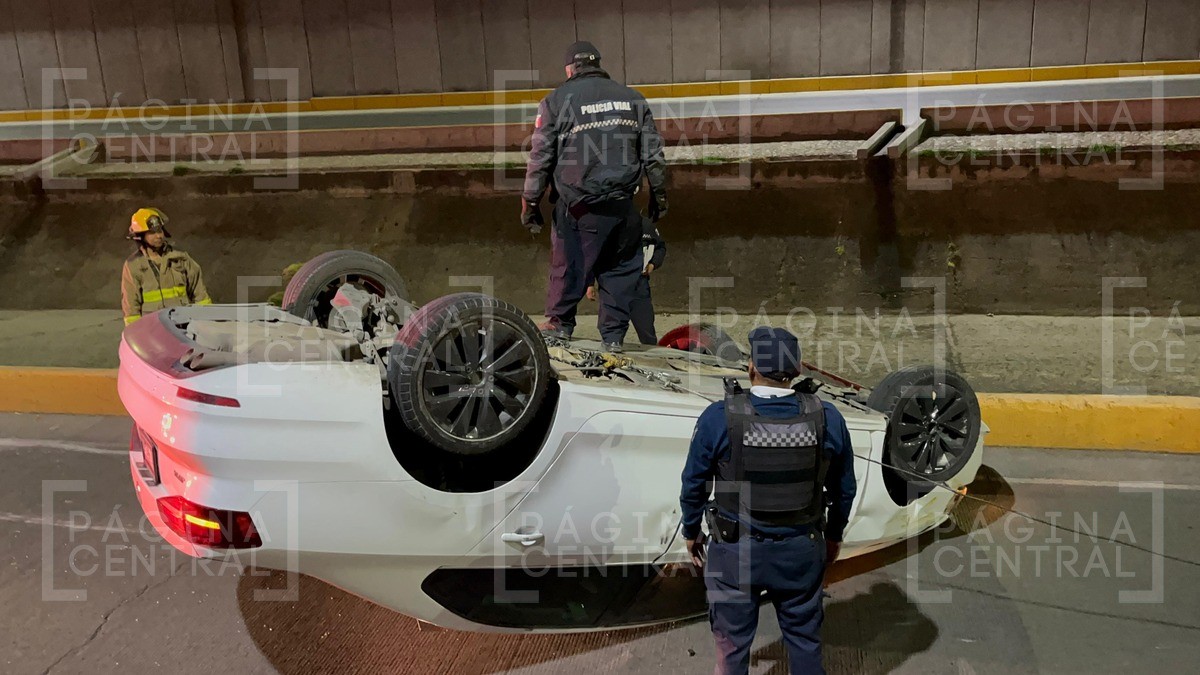 Pierde el control en Malecón del Río, se estampa y vuelca, al parecer manejaba ebria