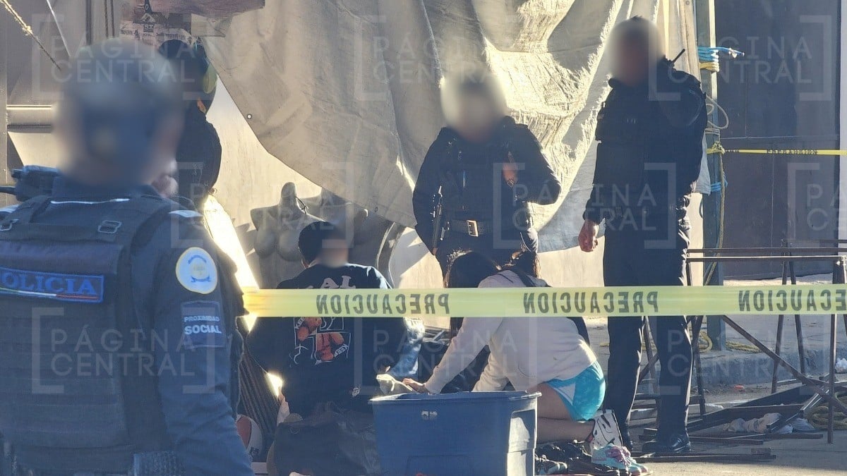 Comerciante es asesinado en pleno tianguis de San Miguel, su cuerpo quedó sobre su puesto