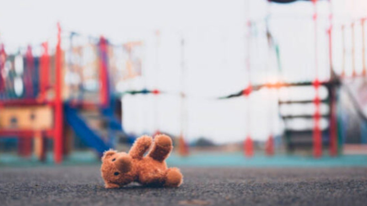 Bebita de 8 meses es encontrada en carretera mientras gateaba cerca del cuerpo de su mamá