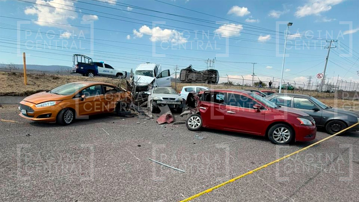 Conductor evade asalto y causa carambola, los autos quedaron unos encima de otros