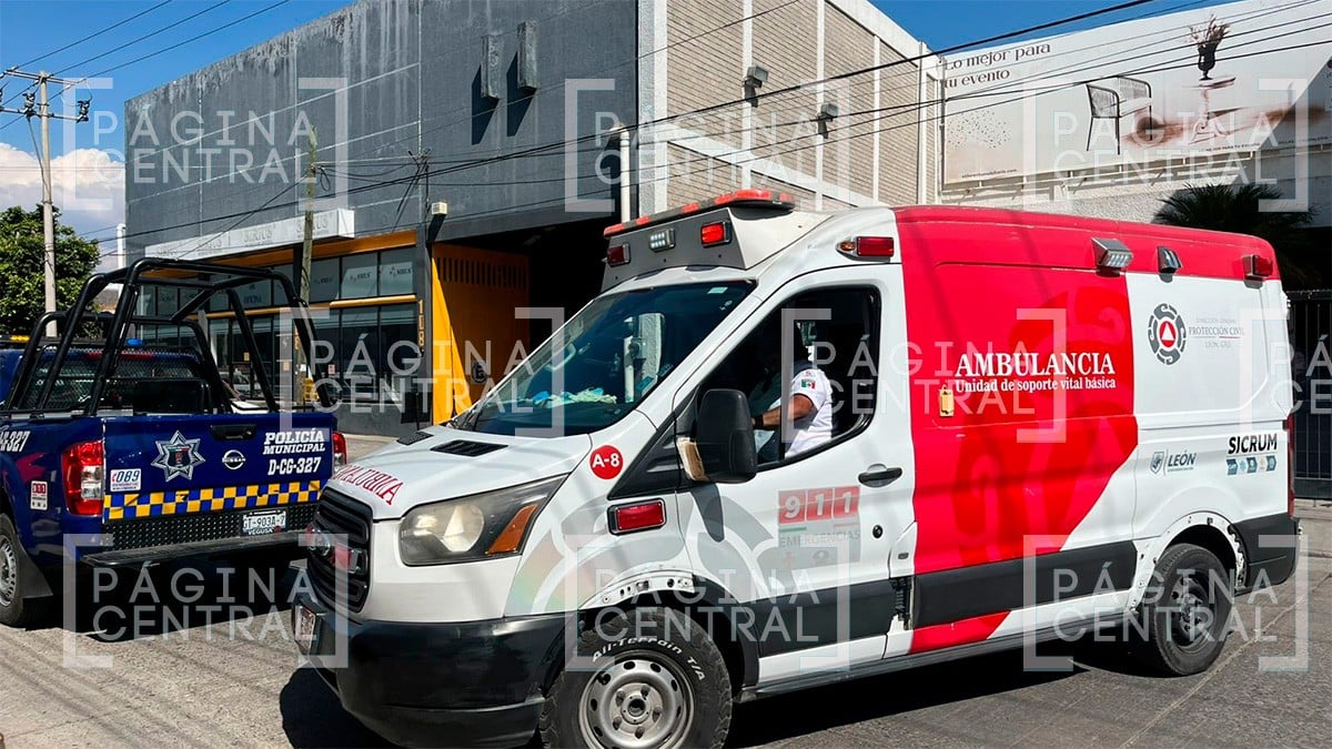 Golpean vecinos a dos hombres que presuntamente asaltaban afuera de un colegio en Peñitas