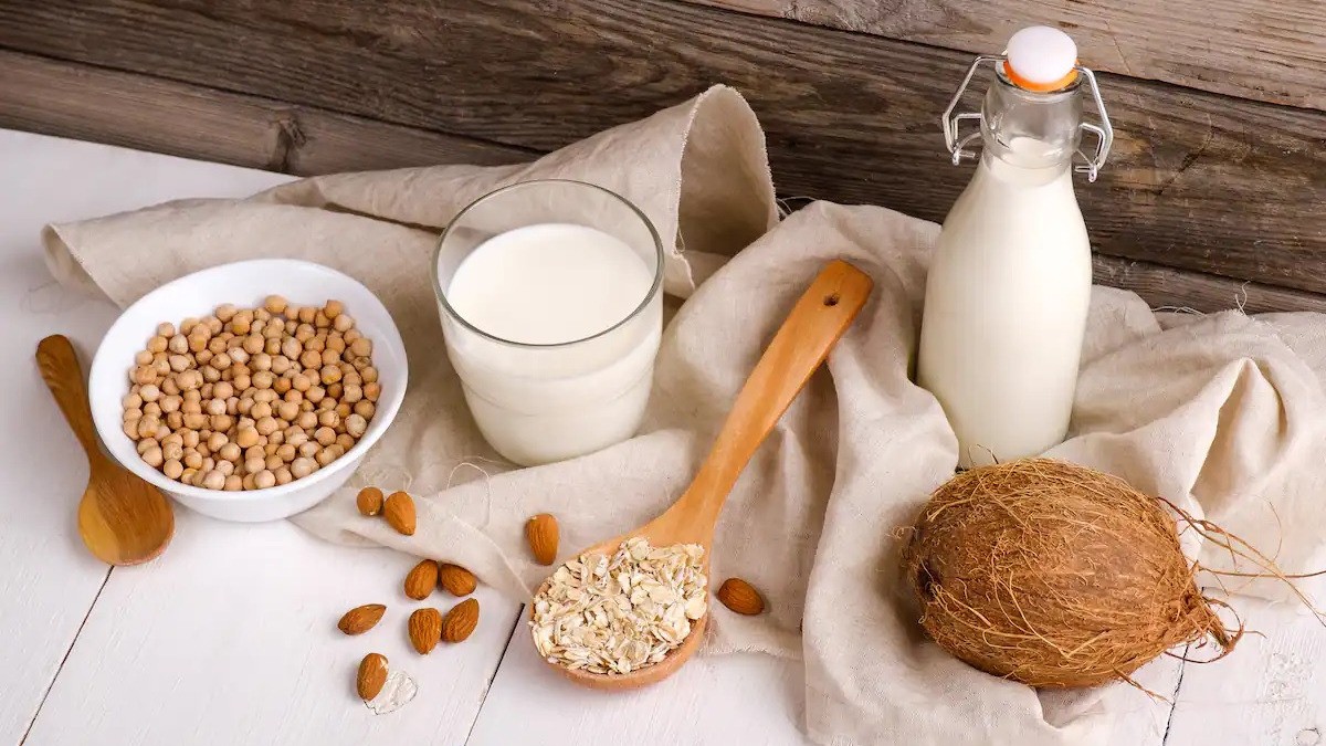 ¡Cuidado con lo que tomas! Estas leches vegetales son de dudosa calidad, según Profeco