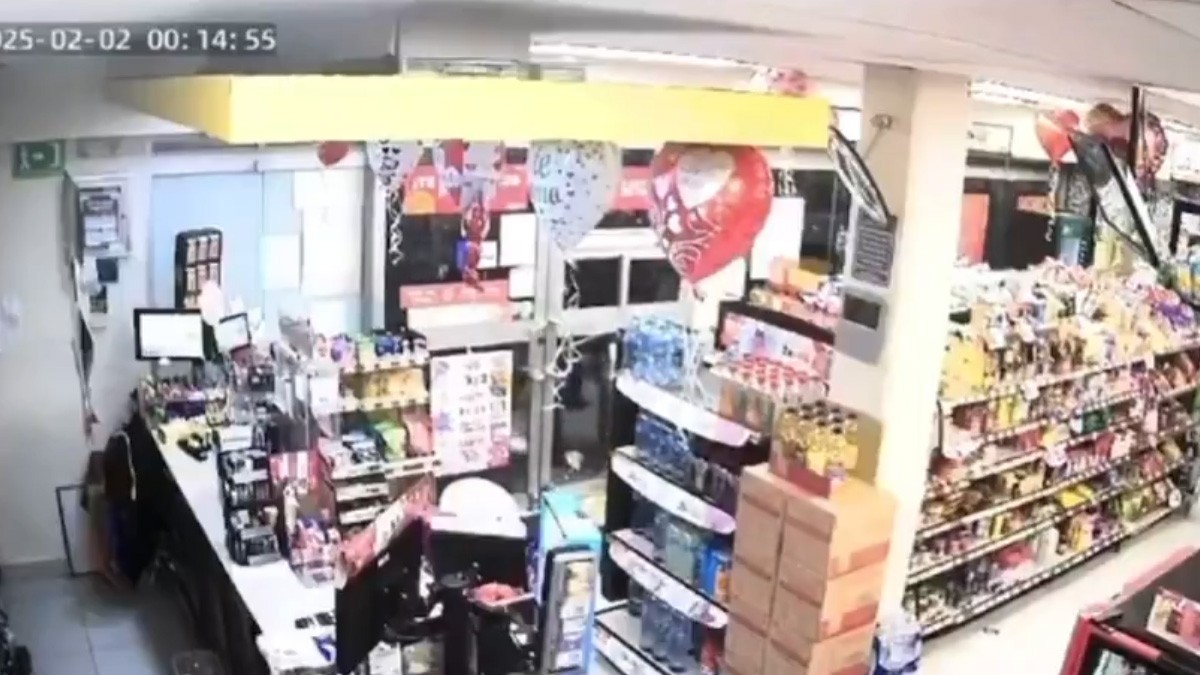 VIDEO Maleantes asaltan un Oxxo, pero policía estaba en el baño y abate a uno