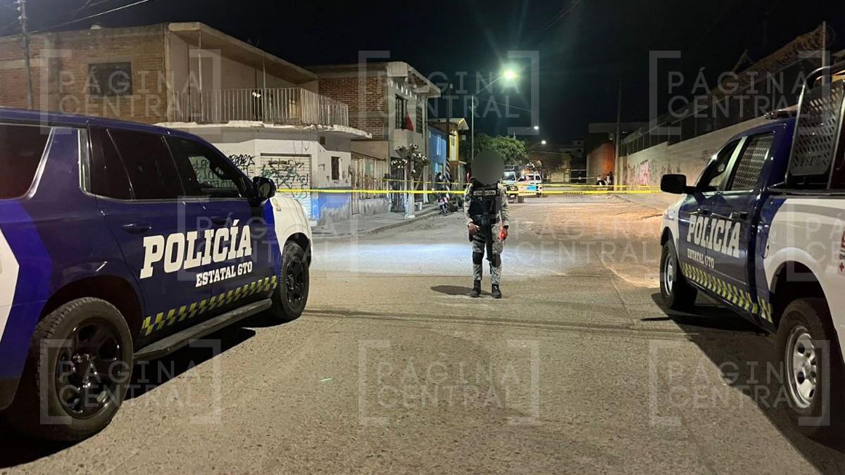 Jóvenes iban en su moto cuando motosicarios se les emparejan y les disparan