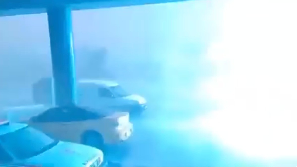 VIDEO ¡Todo se iluminó! Hombre en medio de tormenta grababa con su celular y captó un rayo