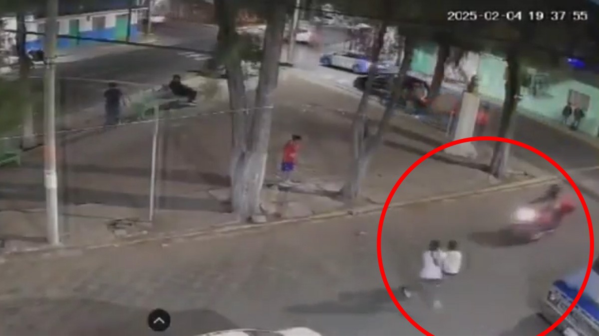 VIDEO Motociclista huye después de atropellar a una niña y dejarla tirada en la calle