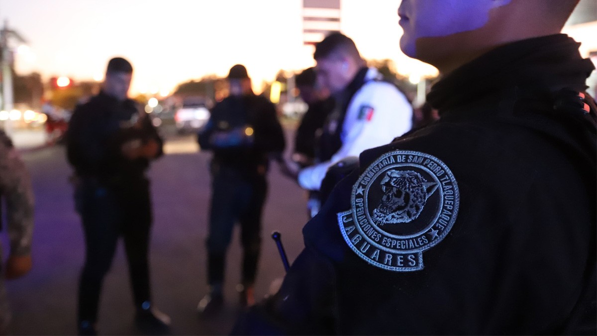 Mujer intenta evitar el arresto de su pareja y obliga a su perro a atacar a policías